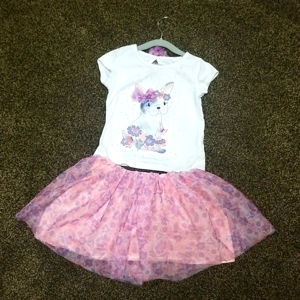 Girl's top/skirt outfit